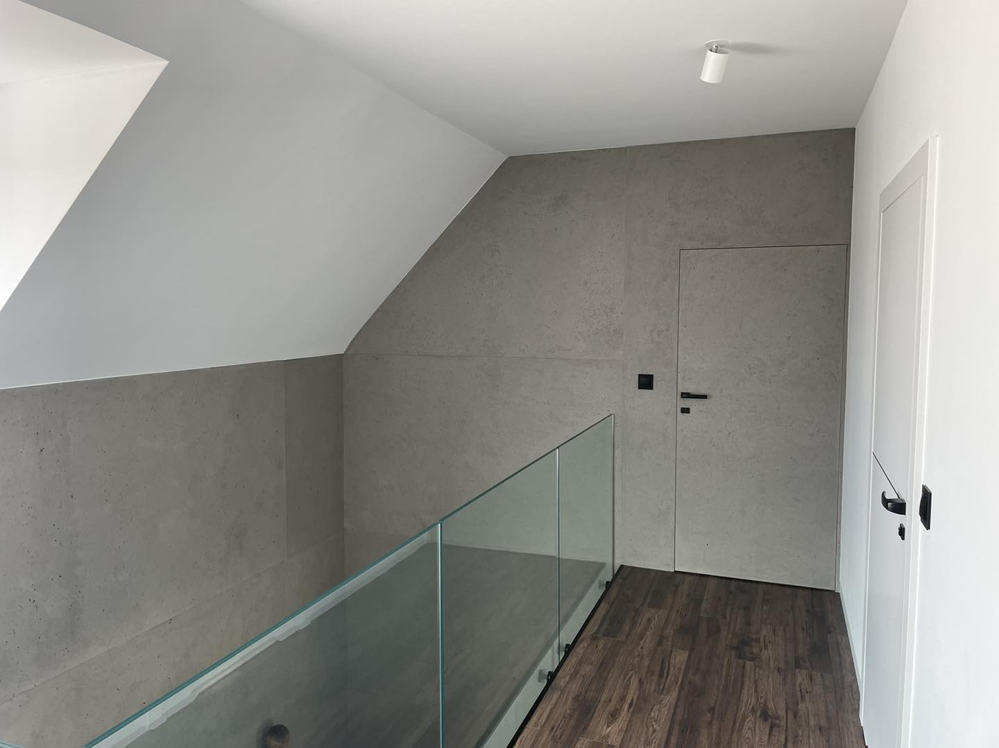 Beton TG od Luxmal na ścianach i sufitach – tynk dekoracyjny, Sztuka Struktury