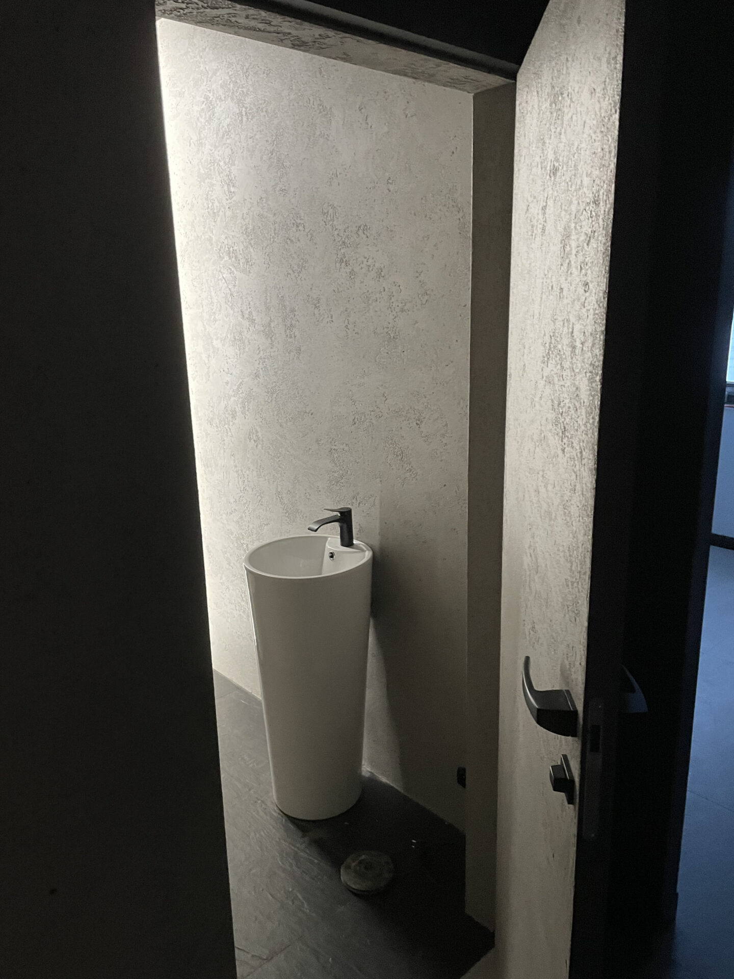 Beton architektoniczny w mikrotoalecie – tynk dekoracyjny, Sztuka Struktury