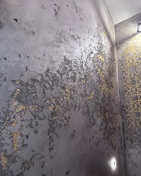 Beton architektoniczny ze złotym motywem przewodnim – tynk dekoracyjny, Sztuka Struktury