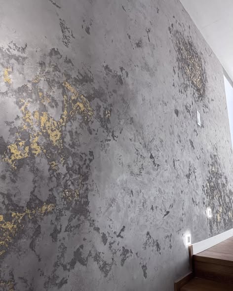 Beton architektoniczny ze złotym motywem przewodnim – tynk dekoracyjny, Sztuka Struktury