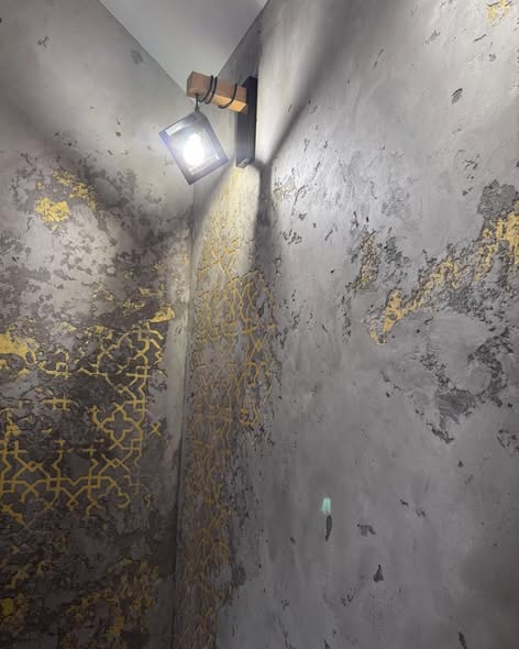 Beton architektoniczny ze złotym motywem przewodnim – tynk dekoracyjny, Sztuka Struktury