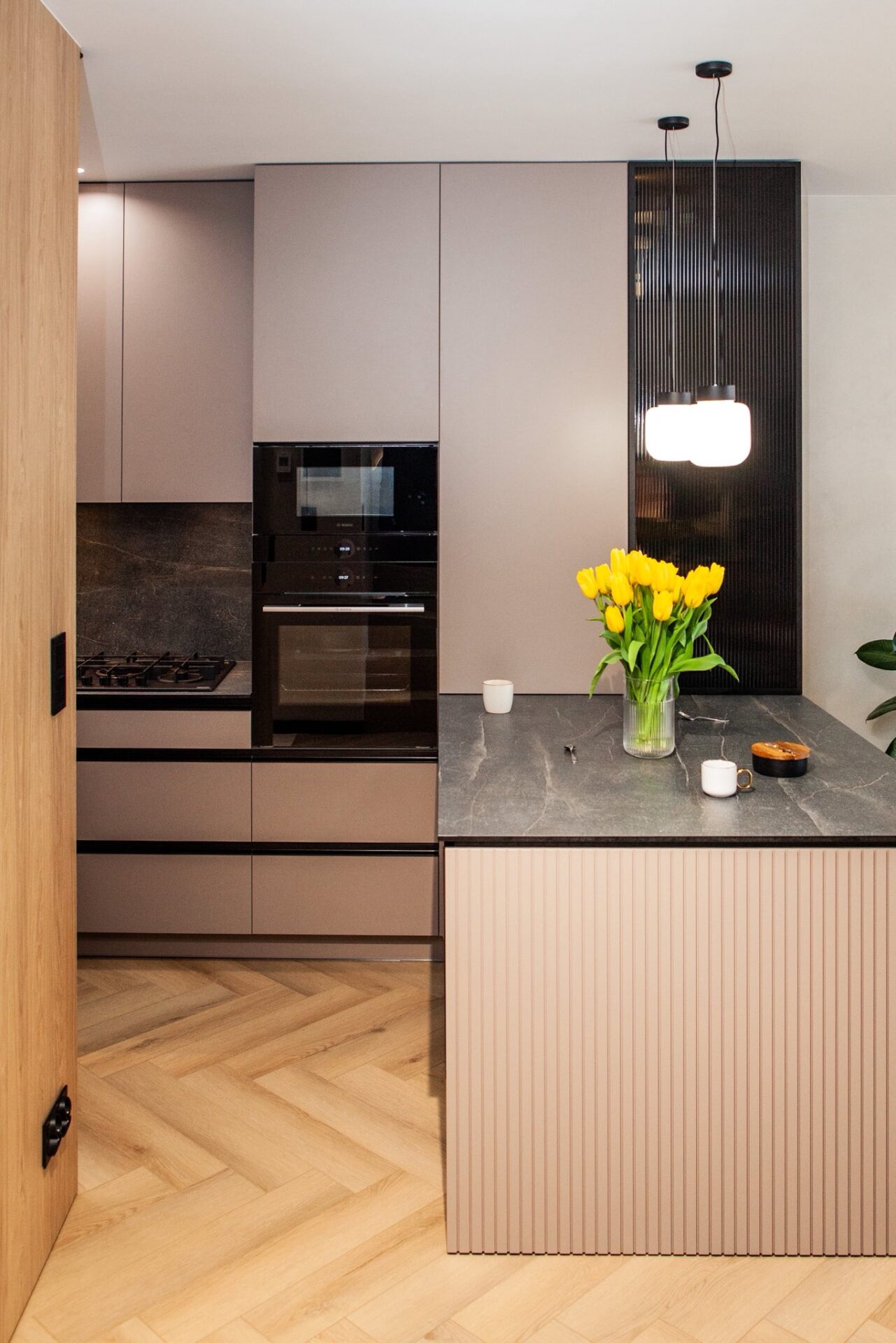 Dwupoziomowy apartament na Orlim Wzgórzu – tynk dekoracyjny, Sztuka Struktury